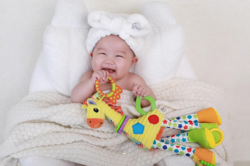 屯昌宝宝咬手指甲